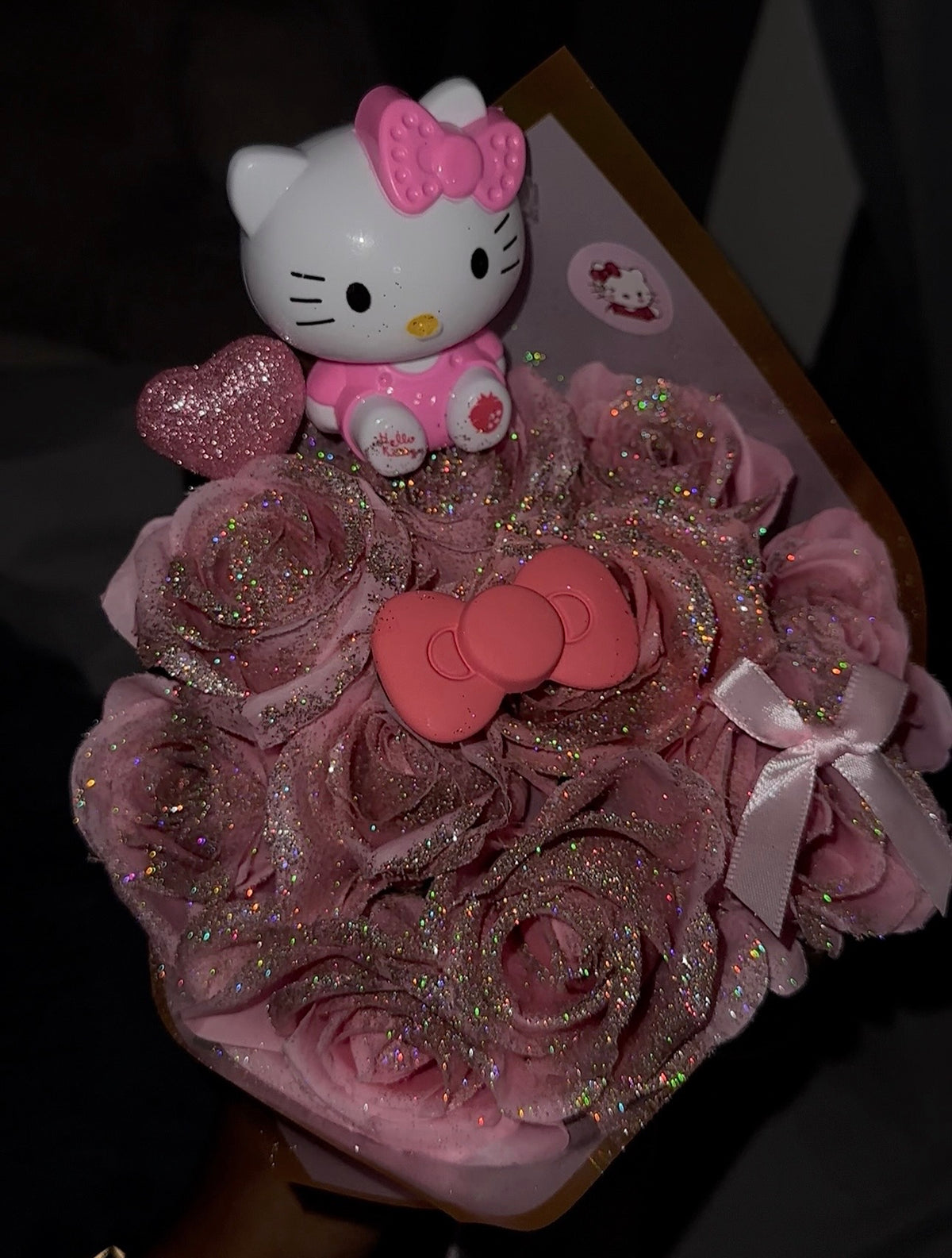 bouquet HELLO KITY (roses artificielles)